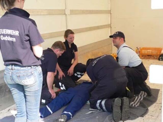 ... RTW und NEF angefordert. Person gerettet!