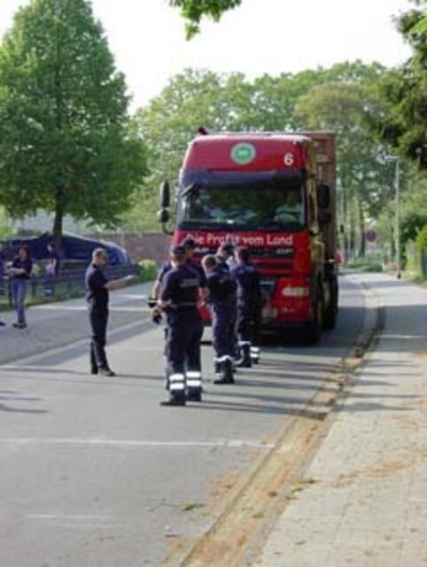 6 Mann, ein Seil und der "kleine" Truck ...