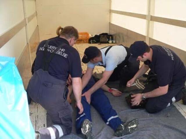Verletzte Person: Bodycheck ... Druckverband ...