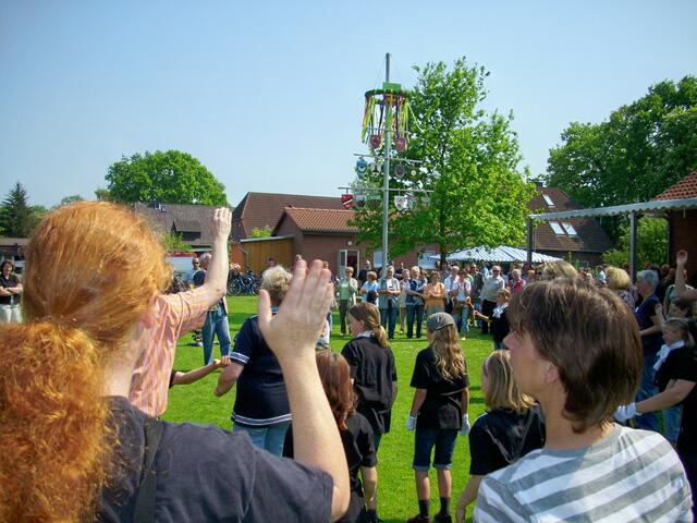 Suttorf tanzt unterm Maibaum