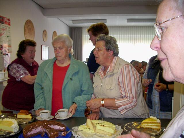Marie Louise Krause hat den Kuchenverkauf im Blick
