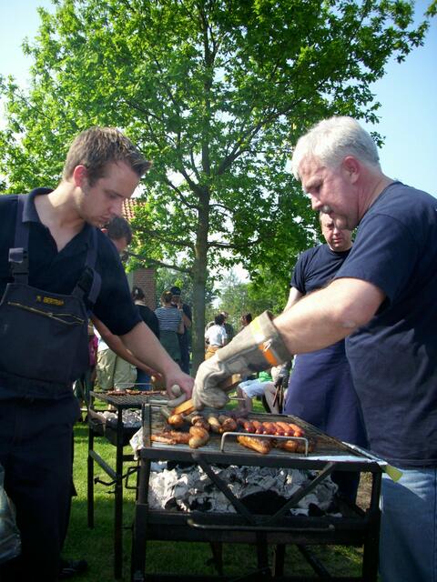 Das Grillteam Bertram (2x), Maske & Co. hat die Wurst im Griff
