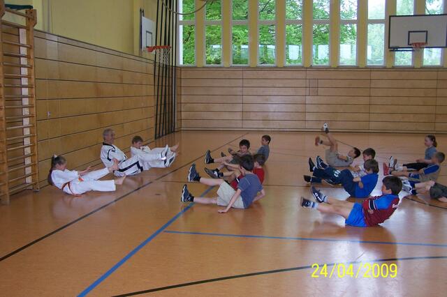 Die Schüler beim Bauchmuskeltraining
