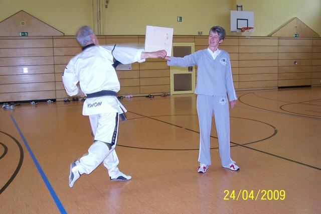 Großmeister Ali beim Handkanten-Bruchtest