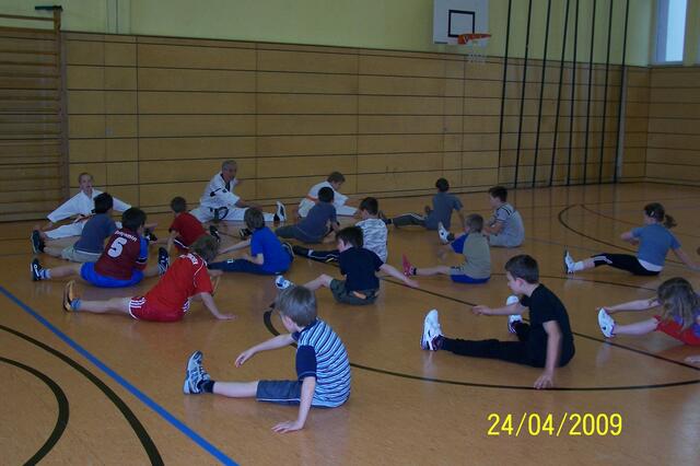 Die Schüler beim Aufwärmen und Dehnen