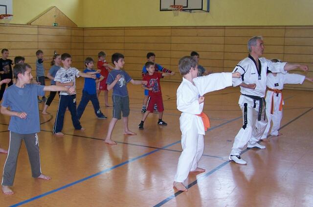 Fauststöße der Schüler