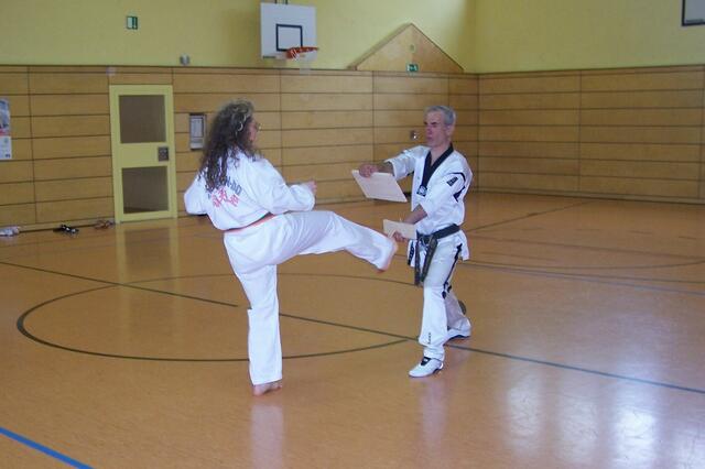 Petra Kinzer beim Bruchtest Vorwärtsfußstoß (Apchagi)