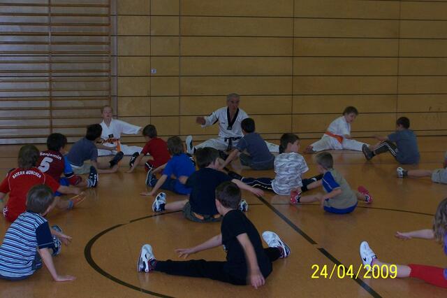 Die Schüler beim Aufwärmen und Dehnen