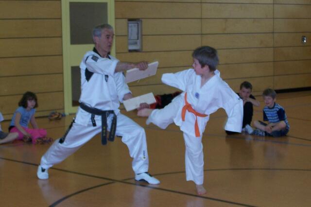 Lukas Gaugenrieder beim Bruchtest seitlicher Fußstoß