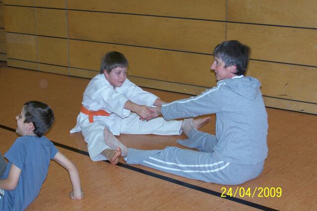 Frau Liebischer bei Dehnübung