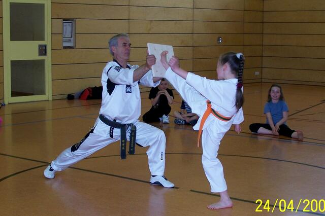 Michaela Kinzer beim Bruchtest Axtkick