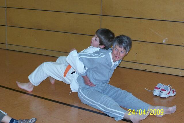 Frau Liebischer bei Dehnübung