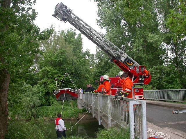 ...Boot wird aus dem Wasser geholt...