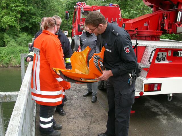 ...die Polizei schaut sich die Verkleidung an.