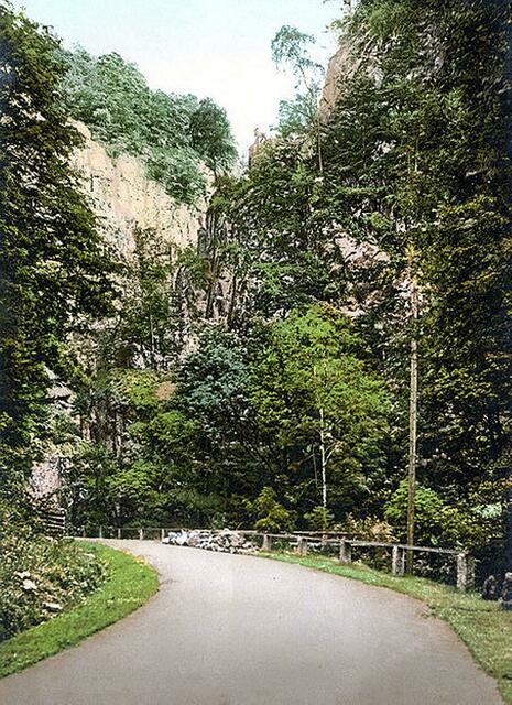 Im Sternenwirtshaus – nicht weit vom Hirschsprung – standen noch vor hundert Jahren stets fünfzig Pferde bereit, um die Gespanne für die steile, lebensgefährliche „höllische Steige“ zu verstärken. | Foto: http://commons.wikimedia.org/wiki/File:Hirschsprung_1900.jpg