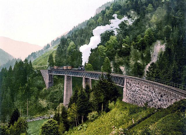 einhundert Jahre später legte man noch die Eisenbahn dazu. Um 1900