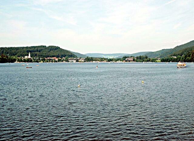 Wir kommen zum Titisee. Er ist nicht groß, zwei Kilometer lang und einen halben Kilometer breit. Seine Schönheit ist berühmt. Der Ort Titisee ist eines der bedeutendsten touristischen Zentren des Schwarzwaldes. | Foto: Alex - http://commons.wikimedia.org/wiki/File:Titisee1.JPG
