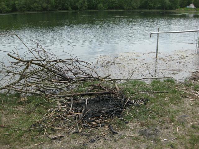 Ach wie nett: Feuerchen entzündet an der Einstiegstelle für Senioren und Gehbehinderte...   :(((