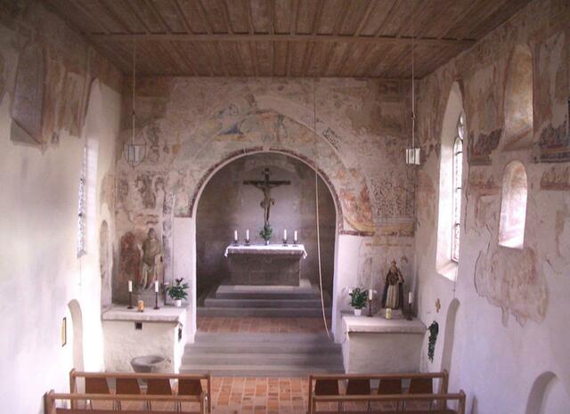 In Goldbach, noch vor Überlingen, steht die kleine und unscheinbare Kapelle „St. Sylvester“. Ihr Baustil ist frühromanisch und sie besitzt im Inneren Wandfresken aus dem 11. Jahrhundert. | Foto: AndreasPraefcke - http://commons.wikimedia.org/wiki/File:%C3%9Cberlingen_Goldbach_St_Sylvester_03.jpg