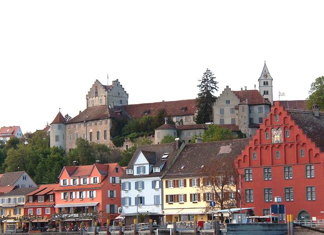 Bekannt und von Kennern gerühmt ist der Meersburger Wein. Die altersgraue Burg, die „Meersburg“, stammt aus dem 11. Jahrhundert. Der viereckige Mittelturm hat drei Meter dicke Mauern. Er soll zur Zeit der Merowinger um 628 erbaut worden sein. | Foto: http://commons.wikimedia.org/wiki/File:Meersburg_Panorama.jpg