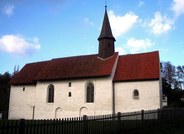 In Goldbach, noch vor Überlingen, steht die kleine und unscheinbare Kapelle „St. Sylvester“. Ihr Baustil ist frühromanisch und sie besitzt im Inneren Wandfresken aus dem 11. Jahrhundert. | Foto: Andreas Praefcke - http://commons.wikimedia.org/wiki/File:%C3%9Cberlingen_Goldbach_St_Sylvester_01.jpg