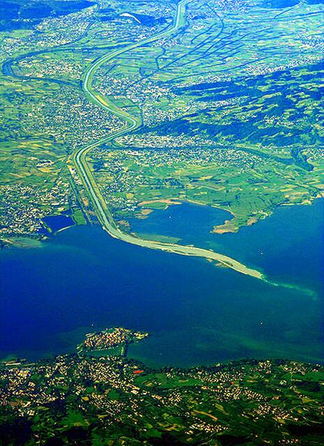 Der Rhein speist den Bodensee, sowie noch etwa zweihundert kleine Flüsse und Bäche. Der Rhein fließt durch den See und lässt sich auf seinem Lauf sehr gut verfolgen. Er fließt von der Mündung geradewegs Richtung Bregenz, | Foto: MatthiasKabel - http://commons.wikimedia.org/wiki/File:Rheinmuendung_im_Bodensee.jpg