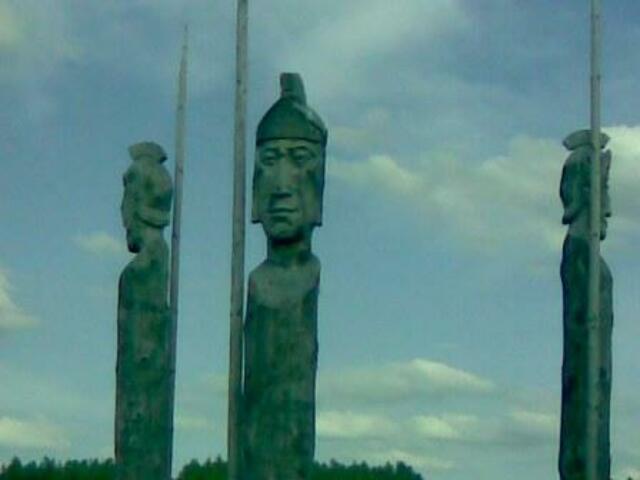 Holzschnitzstatuen römischer Legionäre