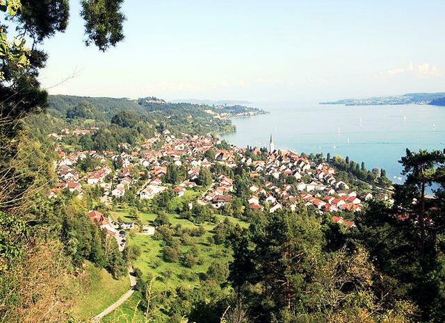 Der nächste Ort ist Sipplingen, ein altes Dorf mit einer Kirche aus dem 15. Jahrhundert und schönen Fachwerkhäusern. Wegen seiner idyllischen Lage am See und am Fuß des Sipplinger Berges wird es gerne von Ferien- und Wochenendgästen besucht. | Foto: Dietrich Krieger - http://commons.wikimedia.org/wiki/File:Sipplingen-bodensee-lake-constance.jpg