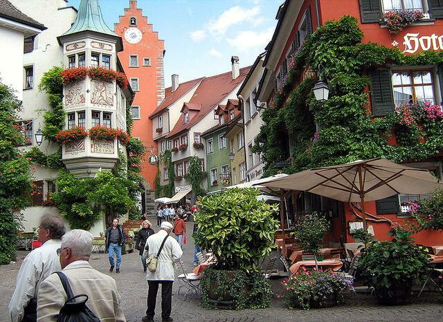 Es ist ein malerisches Burgenstädtchen mit mittelalterlich – romantischen Häusern, Türmen, Toren und Gässchen. | Foto: http://commons.wikimedia.org/wiki/File:Meersburg_Innenstadt.JPG?uselang=de