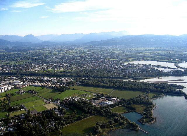 Bei Hard sehen wir den Rheinkanal. Die neue Rheinmündung entstand als Folge der sogenannten Rheinnot. Die ursprüngliche Mündung des Flusses war bei Rheineck in der Schweiz. | Foto: Edda Praefcke - http://commons.wikimedia.org/wiki/File:Rheintal_bei_Bregenz.jpg