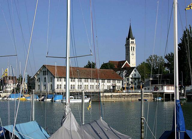 Romanshorn, wo eine liebe Bekannte aus Lugano jetzt wohnt. Es hat den größten Hafen am See und eine Autofähre nach Friedrichshafen. Oberhalb sehen wir das Schloss, welches früher der Sommersitz der St. Gallener Äbte war. Die alte Kirche aus dem 8. Jahrh. | Foto: Roland Zumbühl - http://commons.wikimedia.org/wiki/File:Romanshorn-Hafen.jpg