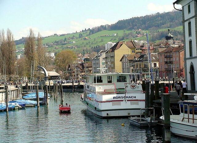 Rorschach, die schweizer Hafenstadt, schmiegt sich an die Ufer der gleichnamigen Bucht. In früheren Jahrhunderten war Rorschach Hafenstadt und Lagerplatz des reichen Klosters St. Gallen und erster Kornhandelsplatz der Schweiz. | Foto: Wienacht - http://de.wikipedia.org/w/index.php?title=Datei:Schweiz_Rorschach_006.jpg&filetimestamp=20100522065939