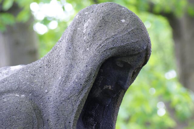 Riesenfigur mit feiner Zeichnung