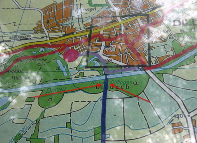 Für einige Radfahrer unpassierbare Brücke (Pfeile!), angegeben an der Radler - Info an der Kneipp-Anlage Dillingen Richtung Lauingen