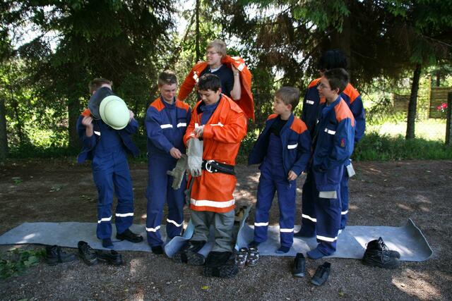 Gruppe Hüpede: Ankleiden auf Zeit