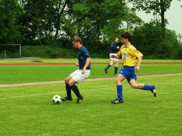 Dennis Spiegel lässt den Ball ins Aus rollen!