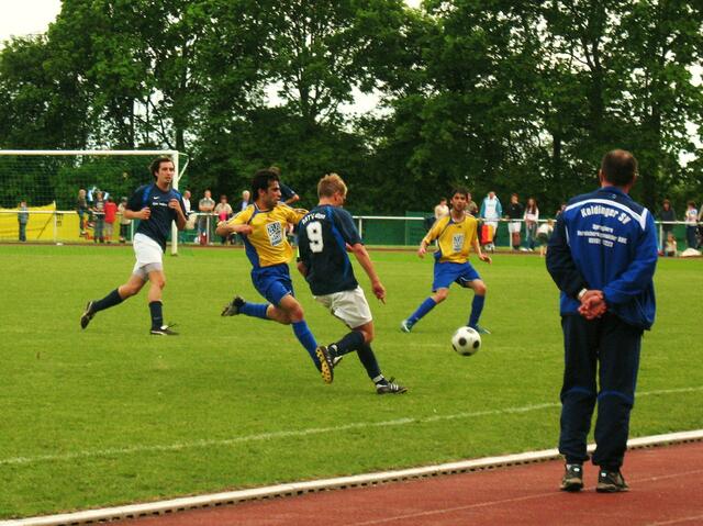 Julian Schenkemeyer, der einen schwachen Tag erwischte, klärt den Ball!
