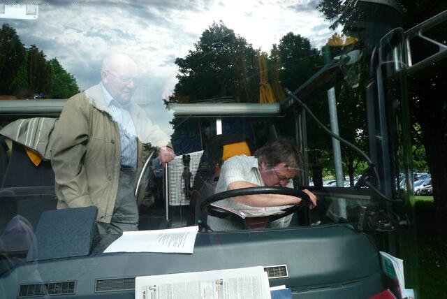 Was sucht unser zuvorkommender Fahrer der Firma Assmann nur?