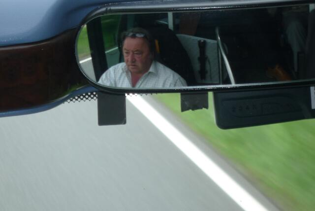 Umsichtig und zuvorkommend fährt unser Fahrer uns sicher durch das Weserbergland