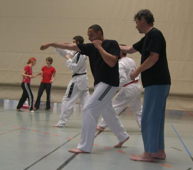 Trainer  Alexander Betz (vorn) vom INJOY Kaufering