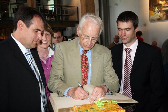 Eintrag ins Goldene Buch der Stadt Leipheim mit Bürgermeister Konrad (Links)