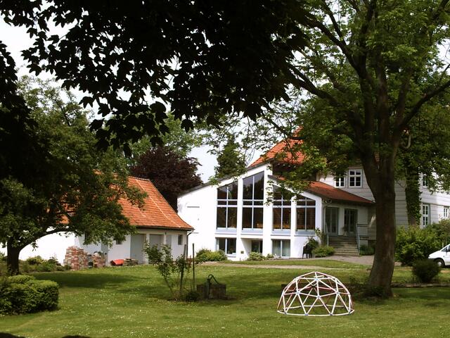 Der moderne Gemeindehaus-Anbau der St. Lucas-Kirche mit Pfarrgarten