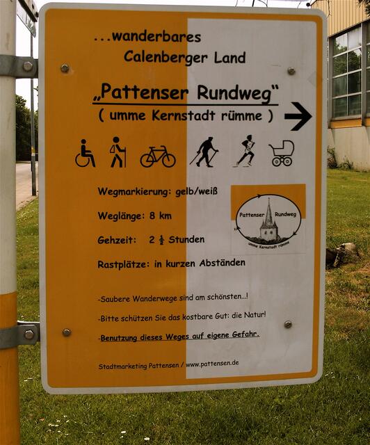 Drei Wanderwegweiser gibt es am Schwimmbad