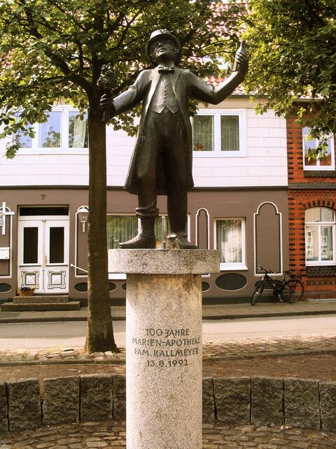 Ein Denkmal der Familie Kallmeyer - zu Feierlichkeiten in Pattensen ist der heutige Herr Kallmeyer noch mit Frack und Zylinder zu sehen.