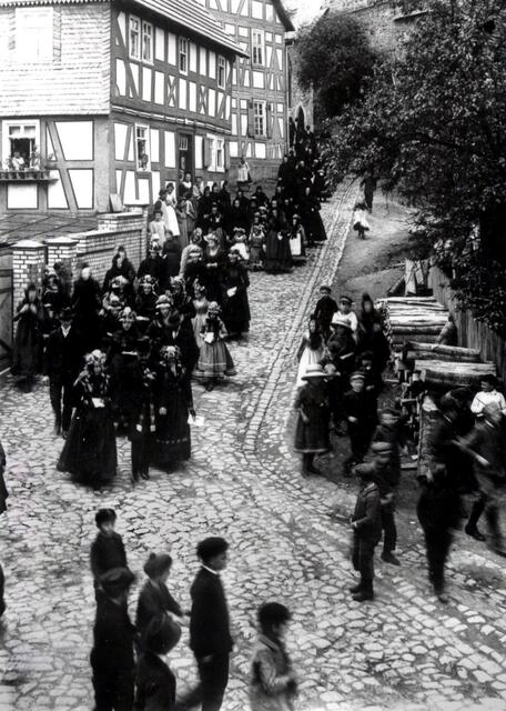 Hochzeitszug auf dem Steinweg in Fronhausen (1912). Foto von BAUMBACH. (Vgl. Text; Bildrechte s.w.o.)