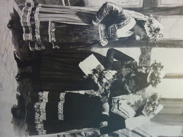 Ob sich RILKE & ELISABETH für die Marburger Tracht interessiert haben? Foto um 1900 mit Braut (Mitte) und Brautjungfern. Oberhessisches Museum Gießen (Leib'sches Haus).