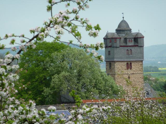 Lyriker RILKE: &#8222;FRONHAUSEN,, dessen Namen ich nicht vergessen habe"; Blick vom Stollberg auf die Wehrkirche.