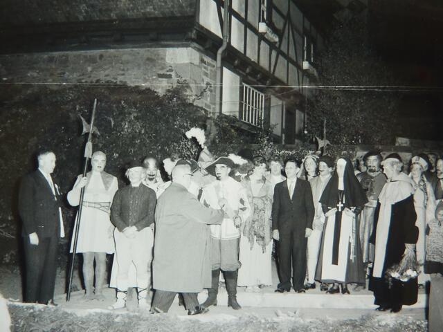 "Schicksal der Heimat": Theatervorführung in der Unteren Burg - Bürgermeister ESCH gratuliert 1959 zum gelungenen Heimatspiel.