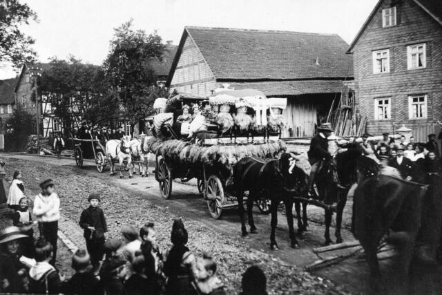 "Kammerwagen" auf der Marburger Straße in Fronhausen (1912). Bild von Karl von BAUMBACH. Serienbild vgl. Text. Copyright bei von LIERES (Marburg). Bildbearbeitung Kiltz/Katzenmeier.