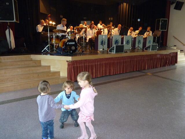 In 50 Jahren (...) tanzen die Kleinen als Große zur 900-Jahrfeier-FRONHAUSEN. Heute zu den Klängen der Heimat-Big-Band "White Keys" im Fronhäuser Bürgerhaus am 16.05.2009